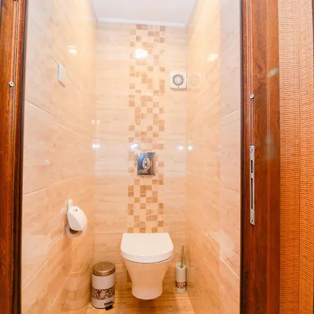 Two-Bedroom Vintage Apartment Top Location *