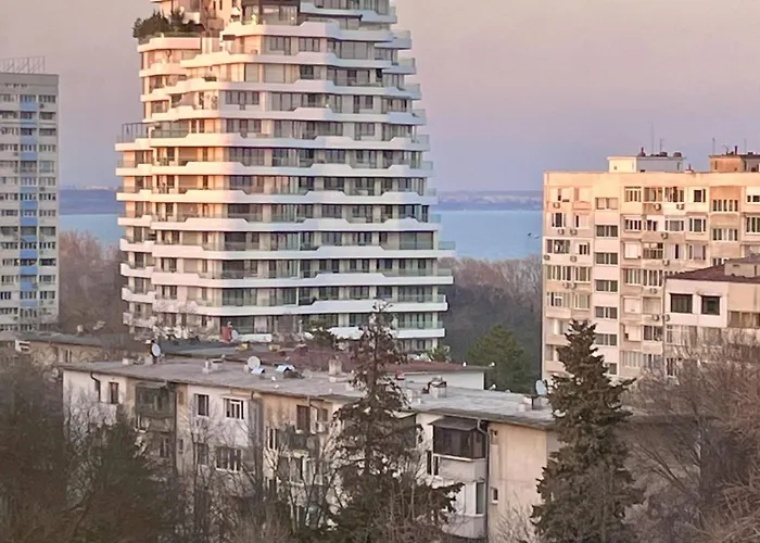 Two-bedroom Vintage Location *