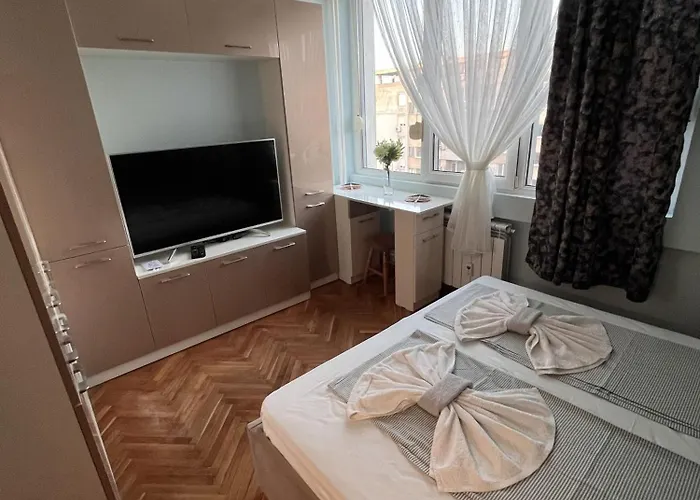 Two-bedroom Vintage Location *