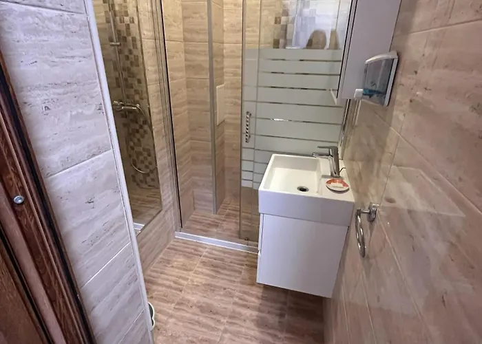 Two-bedroom Vintage Location *