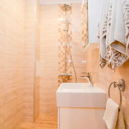 Two-Bedroom Vintage Apartment Top Location * 布尔加斯