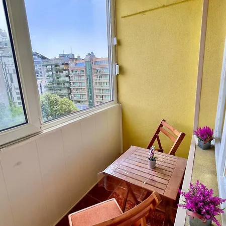 Two-Bedroom Vintage Apartment Top Location 公寓