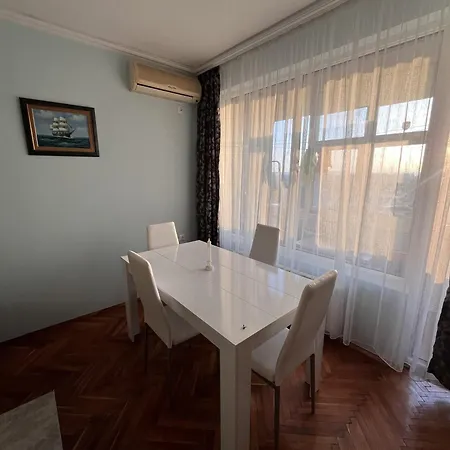 Two-bedroom Vintage Location *