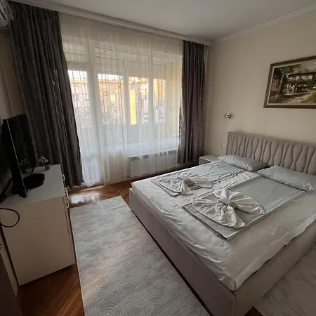 Two-bedroom Vintage Location Apartment