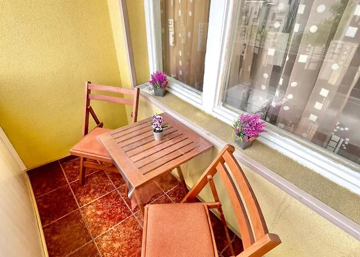 Two-bedroom Vintage Location *