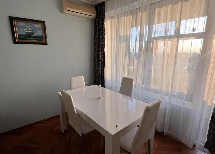 Two-bedroom Vintage Location *